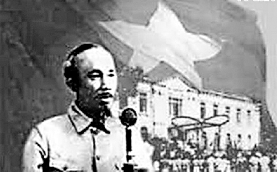 Chủ tịch Hồ Chí Minh đọc bản “Tuyên ngôn độc lập” ngày 2/9/1945. Ảnh tư liệu.