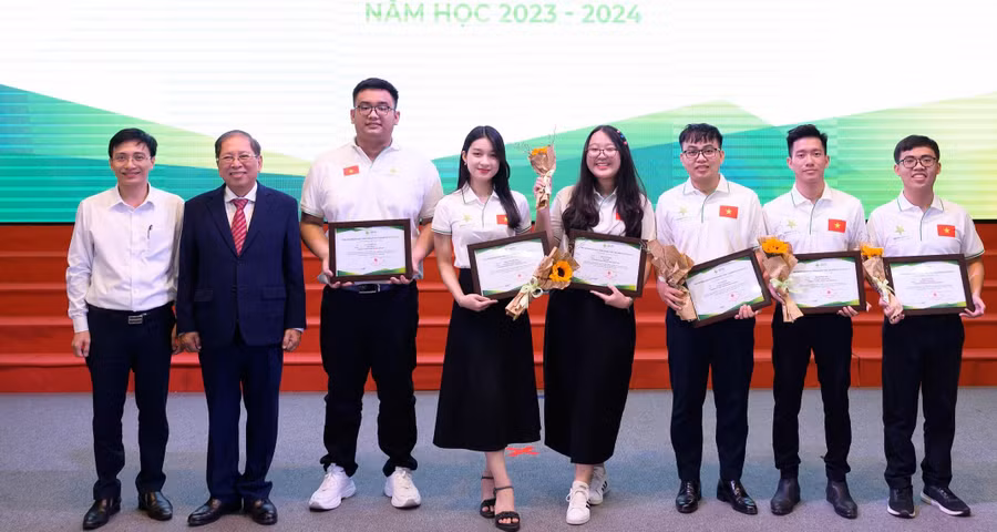 Sinh viên ĐH Đà Nẵng được nhận Học bổng “Chương trình Phát triển Nhân tài” năm học 2023 – 2024. Ảnh: NTCC