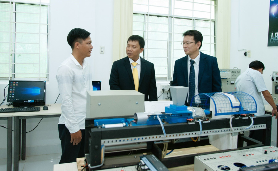 Lãnh đạo, chuyên gia Trường Đại học Trà Vinh thăm phòng thí nghiệm Kỹ thuật công nghệ. Ảnh: Q. Ngữ lam-ro-tieu-chi-3.jpg