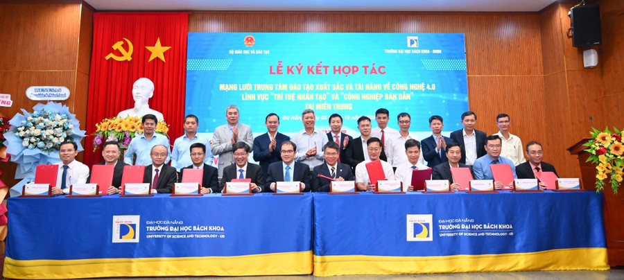 Trường Đại học Bách khoa (Đại học Đà Nẵng) ký kết hợp tác với các thành viên trong mạng lưới Trung tâm Đào tạo xuất sắc về AI và công nghệ bán dẫn khu vực miền Trung. Ảnh: PV lam-ro-tieu-chi-4.jpg