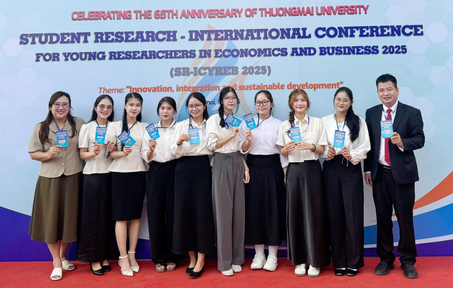 Sinh viên Trường Đại học Kinh tế (Đại học Đà Nẵng) tham gia Hội thảo khoa học quốc tế Sinh viên nghiên cứu khoa học các trường đại học khối ngành kinh tế và kinh doanh 2025. Ảnh: NTCC lam-ro-tieu-chi-1.jpg