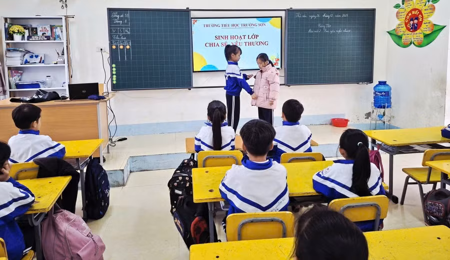 Gia Hân tặng áo khoác màu hồng cho bạn Thuận Lan. Ảnh: NVCC