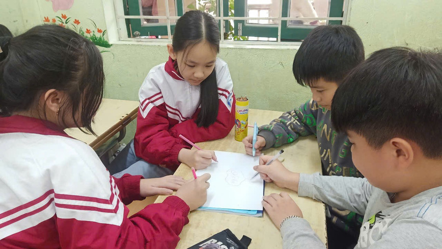 Học sinh Trường Tiểu học Bắc Lệnh (Lào Cai) vẽ sơ đồ tư duy về phương pháp tự học. Ảnh: NTCC