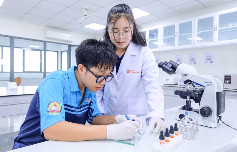 Sinh viên Trường Đại học Văn Lang trong giờ thực hành xét nghiệm y khoa. Ảnh: VLU
