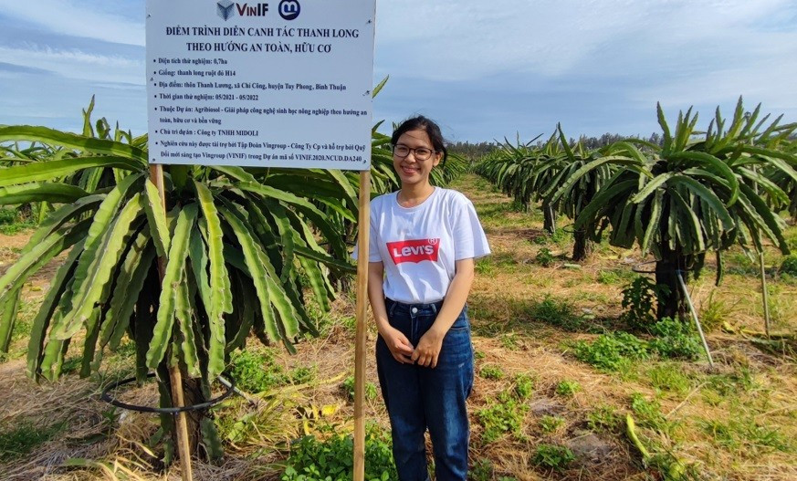 Chị Trần Thị Á Ni cùng vườn thanh long được trồng theo hướng an toàn, hữu cơ. Ảnh: NVCC