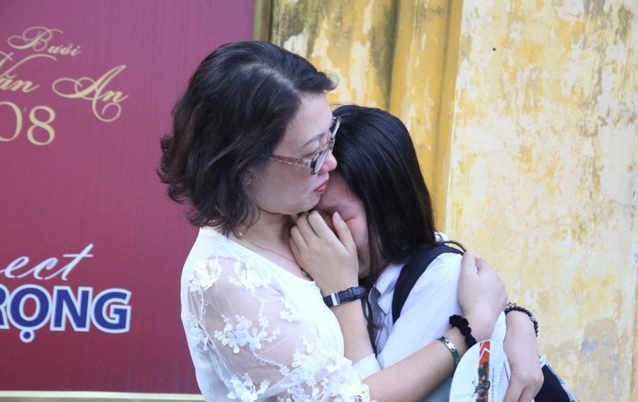 Hãy ôm con vào lòng cùng lời cảm ơn vì con đã nỗ lực hết mình. Ảnh minh họa: ITN