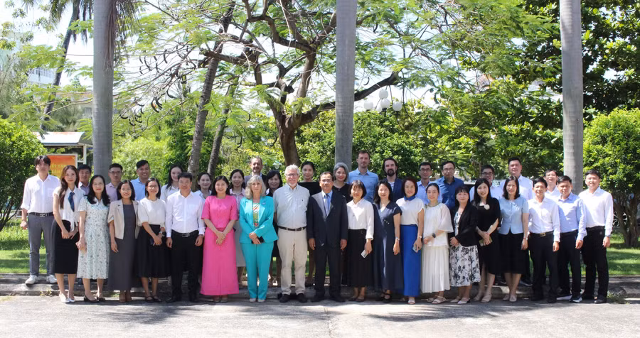 Đại biểu đến từ các trường đại học tham gia tập huấn “Đời sống và dịch vụ hỗ trợ sinh viên” tại Trường Đại học Sư phạm Kỹ thuật, Đại học Đà Nẵng trong khuôn khổ Chương trình Erasmus+. Ảnh: NTCC