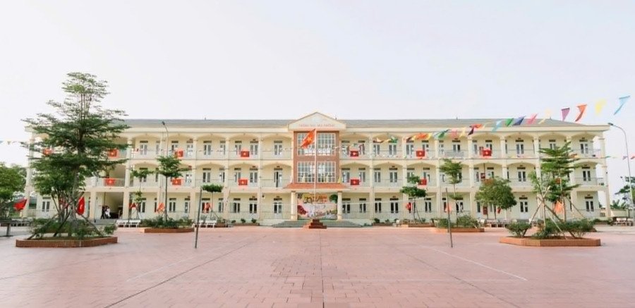 Die Thai Phuong Secondary School (Tien La, Hung Yen) wurde renoviert und modernisiert. Sie ist geräumiger und sauberer geworden. Foto: Van Chien bao-dam-sach-giao-khoa-thiet-bi-cho-nam-hoc-moi-1.jpg