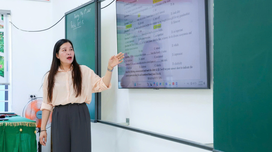 Die Tra Lan Secondary School (Con Cuong, Nghe An) stellt die Unterrichtsausstattung für das neue Schuljahr sicher. Foto: Ngoc Son bao-dam-sach-giao-khoa-thiet-bi-cho-nam-hoc-moi-3.jpg