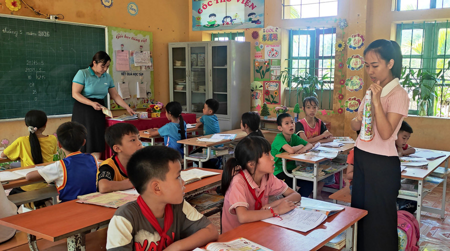 Học sinh tiểu học Thiết Giang trong lớp ghép. trong-tranh-con-chu-ben-dong-song-ma-5.jpg