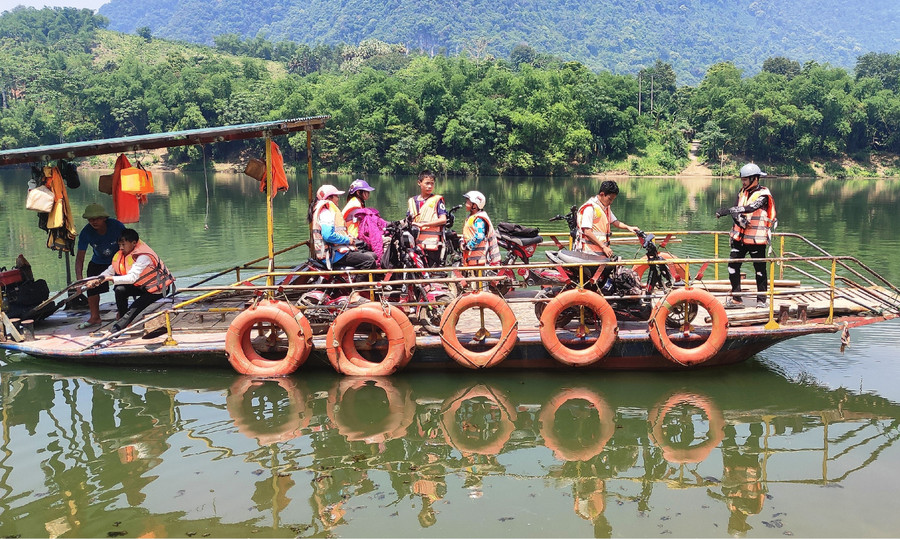 Học sinh ở làng Thiết Giang trên đường đến trường bằng chiếc đò ngang vượt sông Mã.