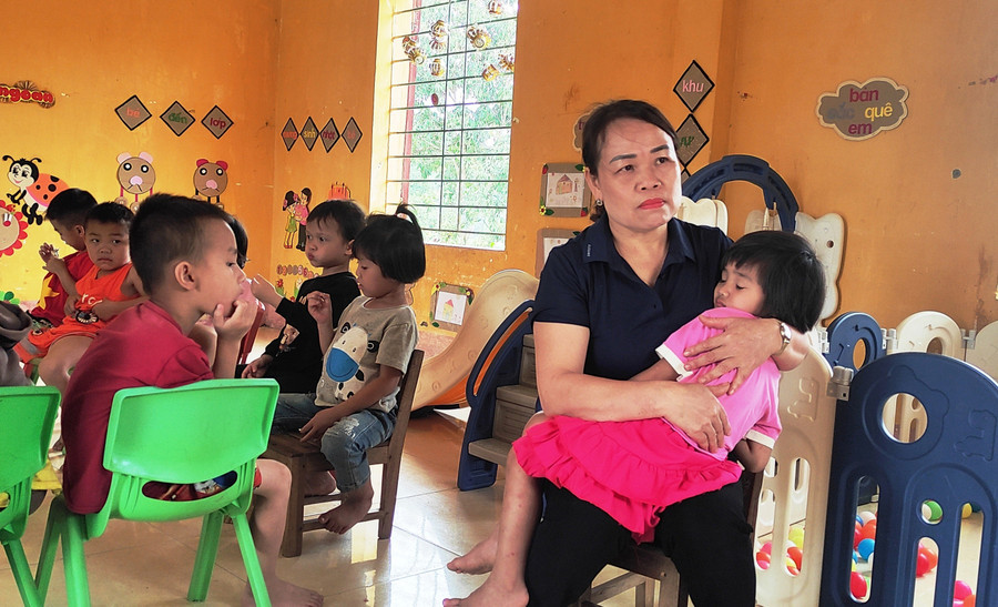 Cô Phạm Thị Nguyên chăm sóc, nuôi dạy 19 trẻ ở điểm lẻ mầm non làng Thiết Giang. trong-tranh-con-chu-ben-dong-song-ma-3.jpg
