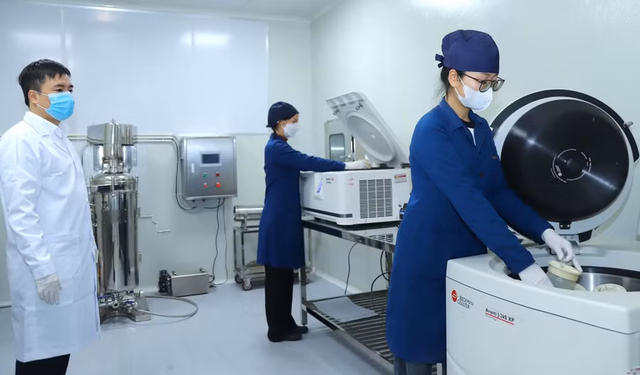 Cán bộ, giảng viên, sinh viên Học viện Nông nghiệp Việt Nam trong phòng lab. Ảnh: NTCC