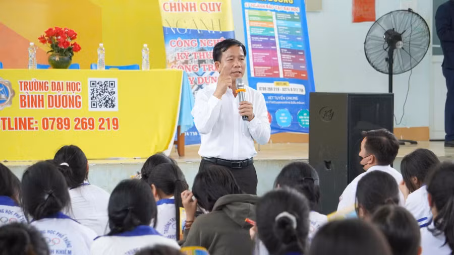 ThS Từ Hữu Công trong một hoạt động tại Trường Đại học Bình Dương. Ảnh: NVCC