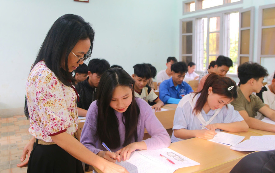 Cô và trò Trung tâm Giáo dục thường xuyên - hướng nghiệp tỉnh Lai Châu. Ảnh: Hà Thuận