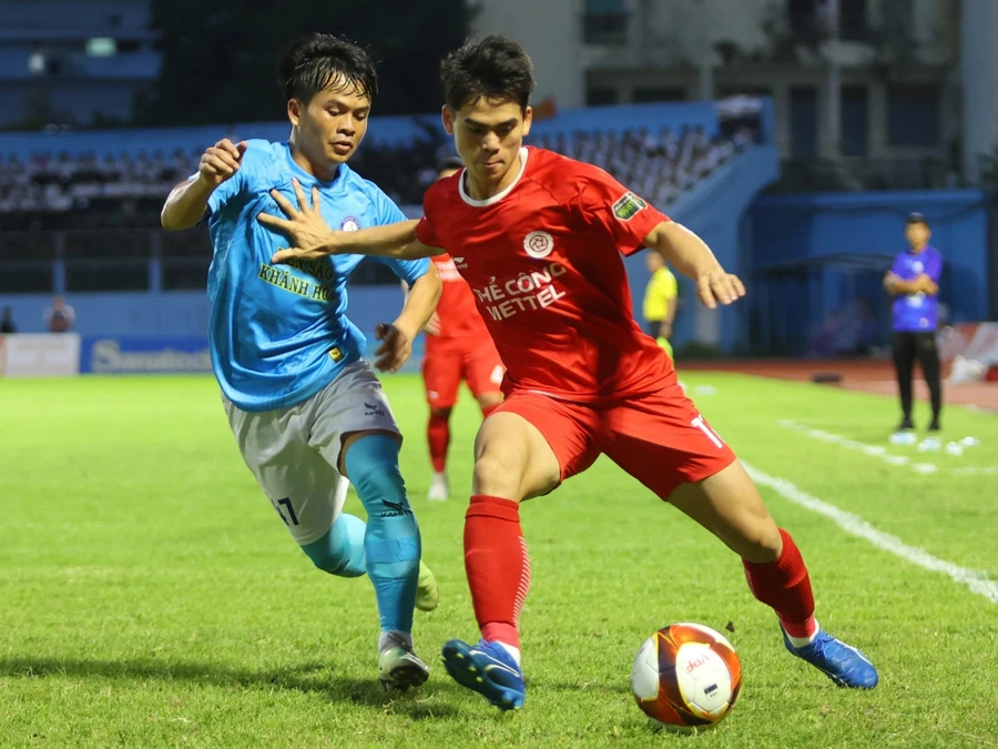 Khuất Văn Khang (bên phải - Thể Công Viettel) gương mặt trẻ hiếm hoi đá chính ở V-League 2023-2024. Ảnh: VPF.