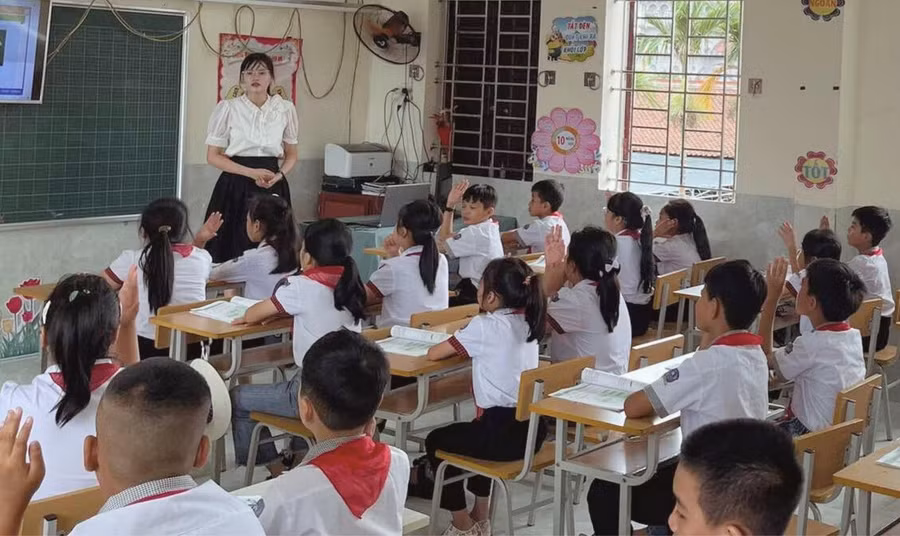 Cô Vũ Ngọc Lan luôn chú trọng ứng dụng công nghệ thông tin vào giảng dạy. Ảnh: NVCC