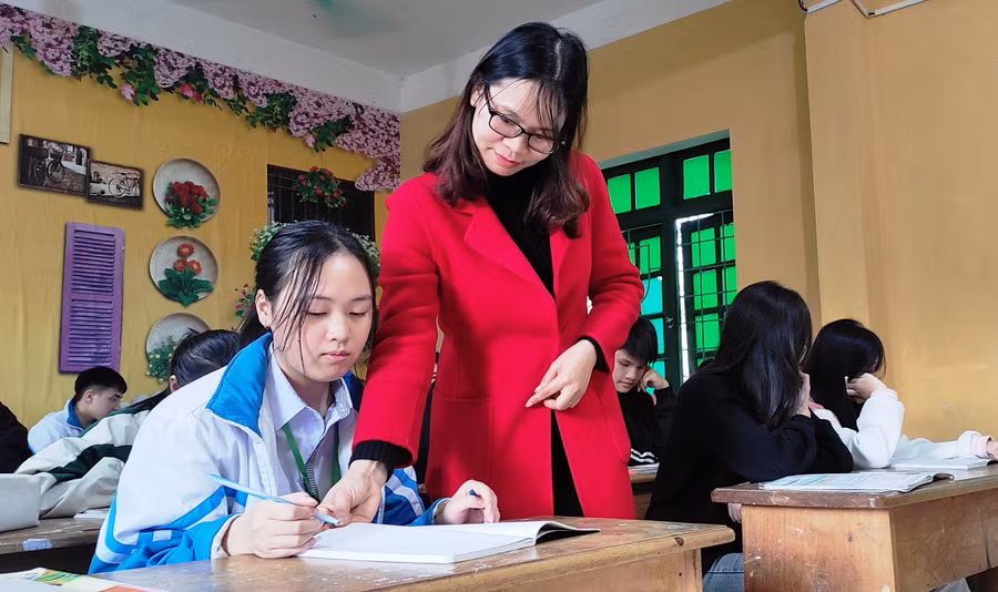Cô Hoàng Thị Yến và học sinh ở trên lớp.