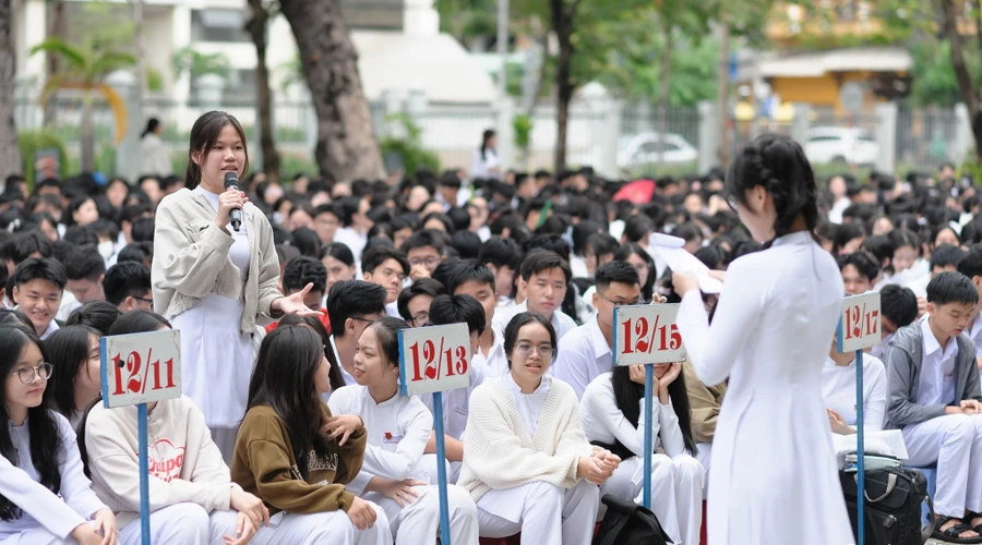 Học sinh lớp 12 Trường THPT Phan Châu Trinh (Đà Nẵng) với hoạt động ngoại khóa trao đổi về phương pháp học tập. Ảnh: NTCC