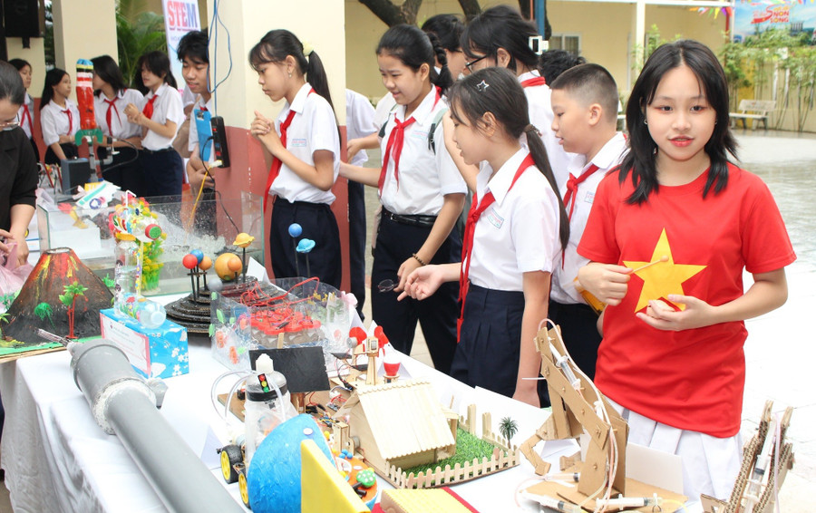 Học sinh Trường THCS Lê Hồng Phong (Hải Châu, Đà Nẵng) tham gia Ngày hội Giáo dục STEM với sự hỗ trợ, hướng dẫn và đào tạo của Trường Đại học Sư phạm Kỹ thuật (Đại học Đà Nẵng). Ảnh: NTCC