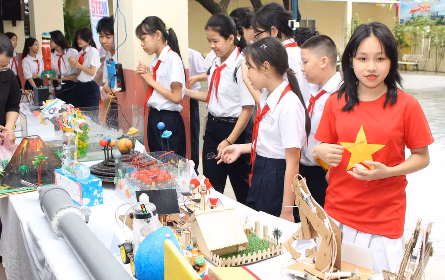 Học sinh Trường THCS Lê Hồng Phong (Hải Châu, Đà Nẵng) tham gia Ngày hội Giáo dục STEM với sự hỗ trợ, hướng dẫn và đào tạo của Trường Đại học Sư phạm Kỹ thuật (Đại học Đà Nẵng). Ảnh: NTCC
