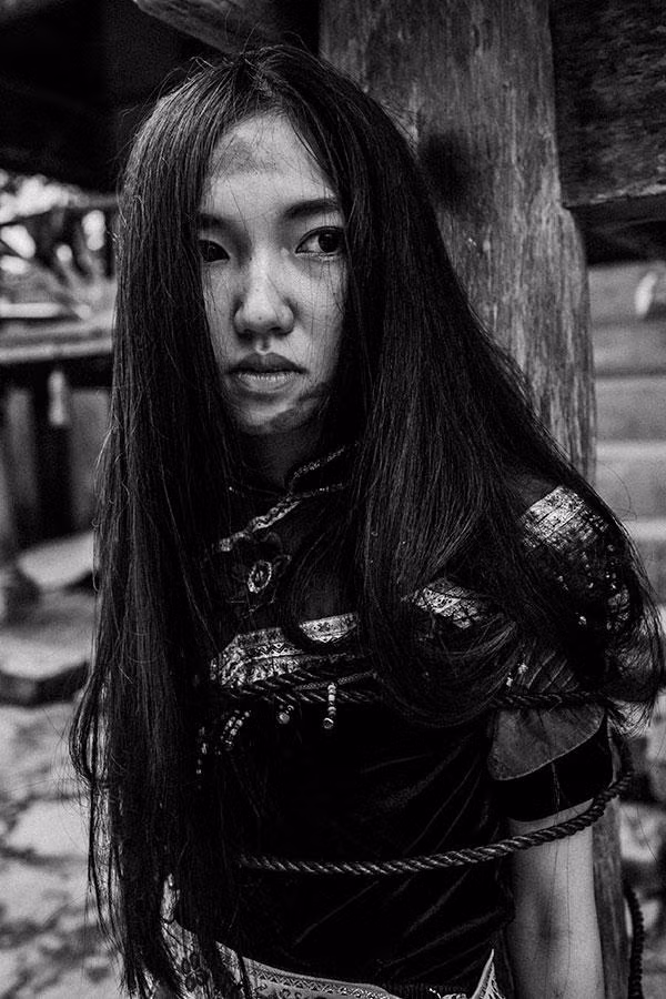 nguoi phu nu mien nui di tu bong toi den anh sang (1).jpg