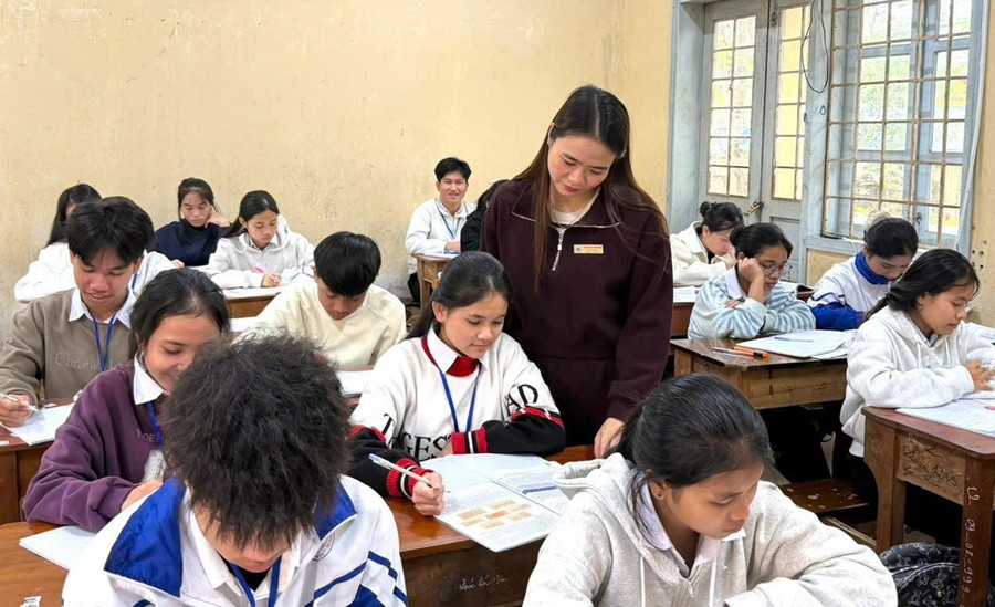 Cô Nguyễn Thị Cẩm Hằng - giáo viên môn Lịch sử, luôn tâm huyết, khơi gợi lòng tự hào trong học sinh.