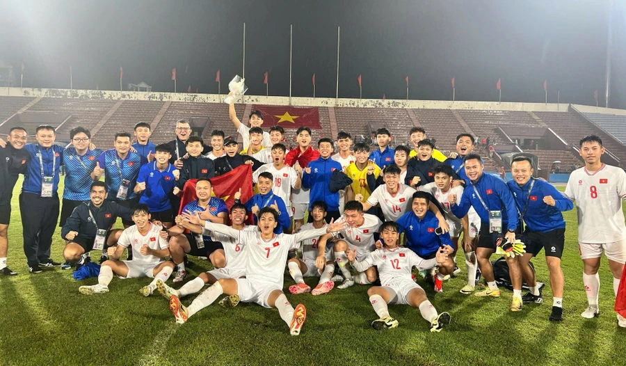 Các cầu thủ U17 Việt Nam ăn mừng sau khi giành vé dự Vòng chung kết U17 châu Á 2025. Ảnh: VFF.