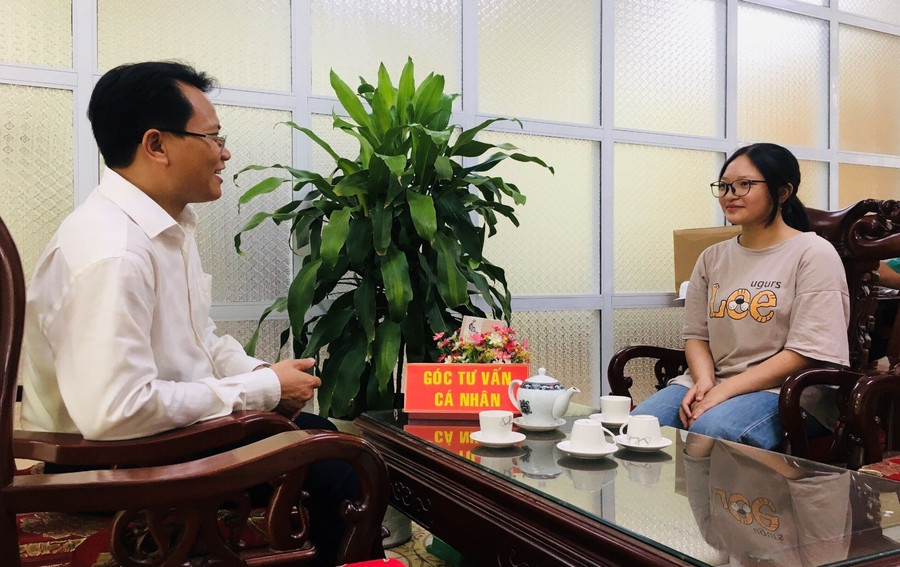 Tư vấn học sinh tại Trường THPT Thuận Thành số 1 (Bắc Ninh). Ảnh: NTCC