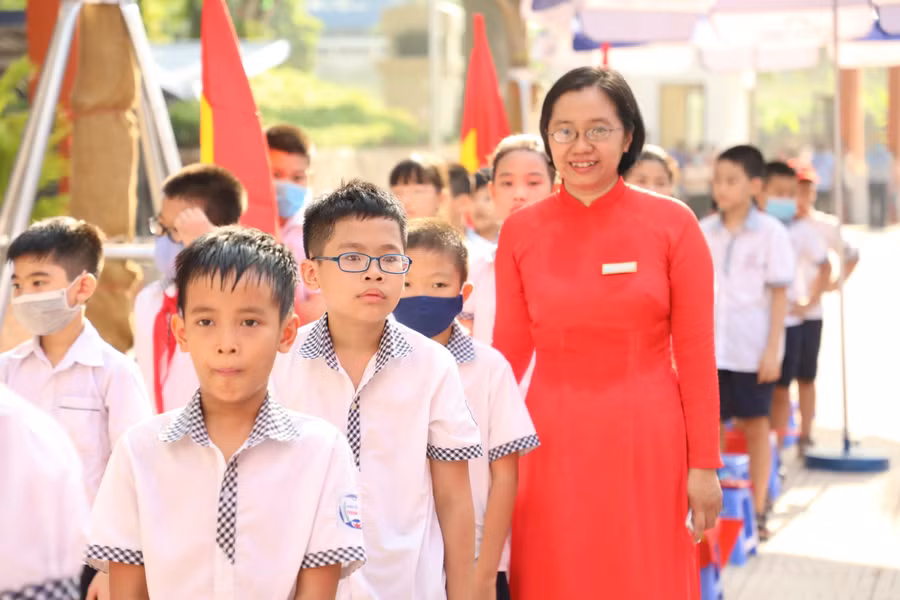 “Tôn sư trọng đạo” luôn là một truyền thống văn hóa, nét đẹp đạo đức quý báu của người Việt. Ảnh: VGP