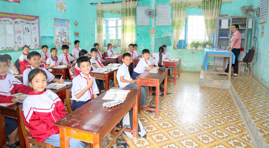 Cô trò điểm trường Xuân Hòa. Ảnh: Đ. Đức
