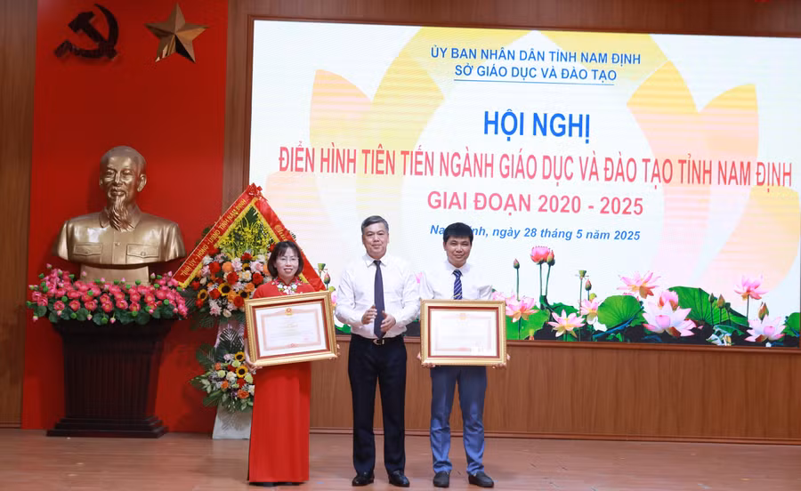 Cô Phạm Thị Gấm và thầy Vũ Văn Thảo được trao tặng Bằng khen của Thủ tướng Chính phủ. Ảnh: Đình Tuệ