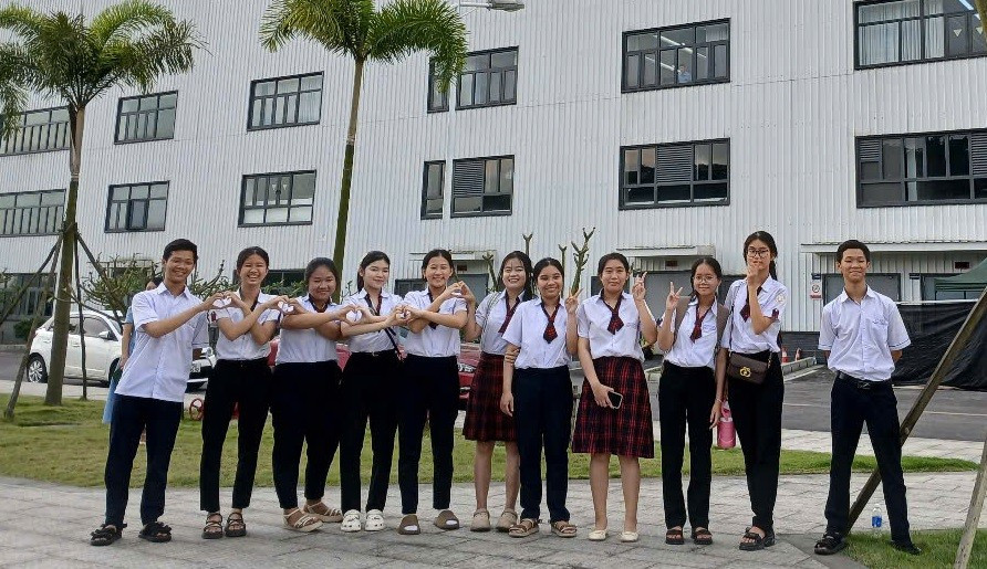 Học sinh Trường THPT Phú Bài tham quan nhà máy xử lý rác Phú Sơn - Hương Thuỷ, TP Huế. Ảnh: NTCC