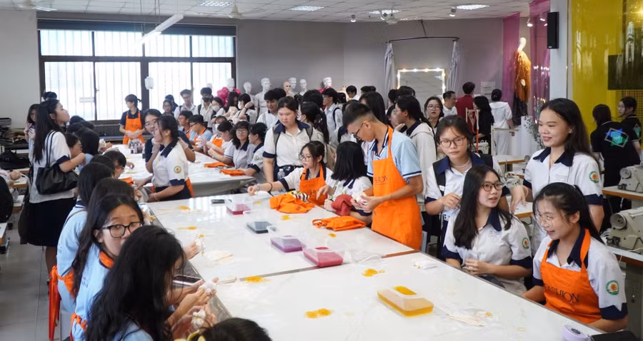 Học sinh THPT tìm hiểu thông tin ngành học và trải nghiệm môi trường học tập tại Trường Đại học Tôn Đức Thắng, tháng 4/2025. Ảnh: B.T.T