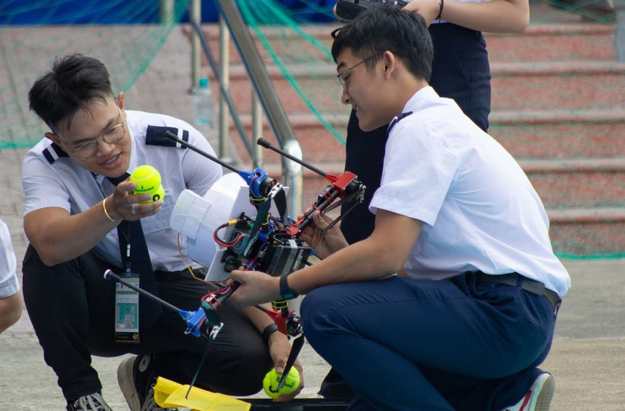 Sinh viên tham gia cuộc thi thiết kế, điều khiển và trình diễn UAV (phương tiện bay không người lái) của Học viện Hàng không Việt Nam. Ảnh: HVHK phat-trien-toan-dien-theo-ca-nhan-va-thuc-dung-hoa-giao-duc-1.jpg