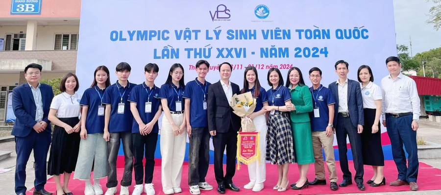 PGS.TS Triệu Hùng Trường (thứ 8 từ phải sang) - Phó Hiệu trưởng Trường Đại học Mỏ - Địa chất cùng sinh viên. Ảnh: NT