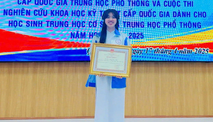 Lâm Hưng Thiên Phúc tại lễ tuyên dương khen thưởng. thanh-cong-den-tu-nghi-luc-2-3757.jpg