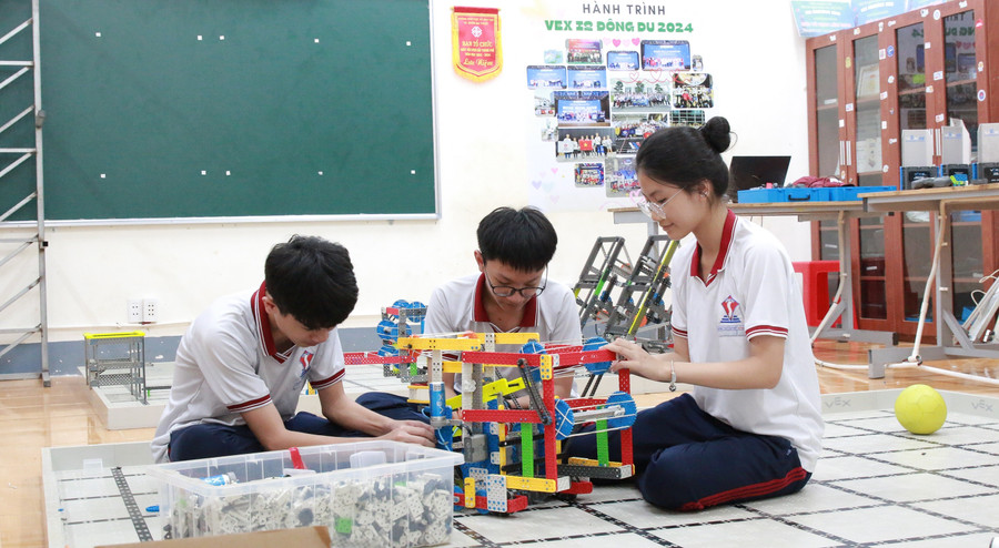 Các thành viên đội tuyển Robotics Xóm Nhà Lá lắp ráp các linh kiện cho robot. toa-sang-theo-cach-rieng-4.jpg