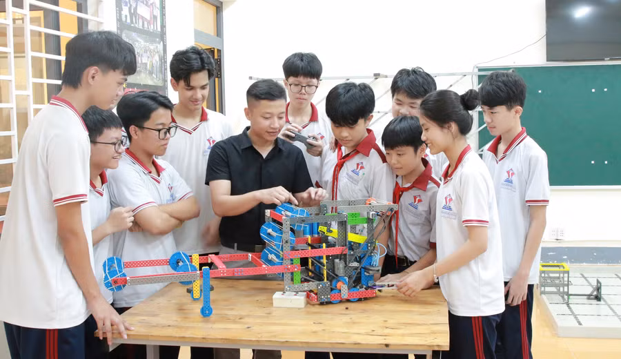 Hướng dẫn học sinh vượt qua phần trở ngại nhất “tự hành robot”.