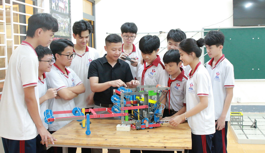 Hướng dẫn học sinh vượt qua phần trở ngại nhất “tự hành robot”.