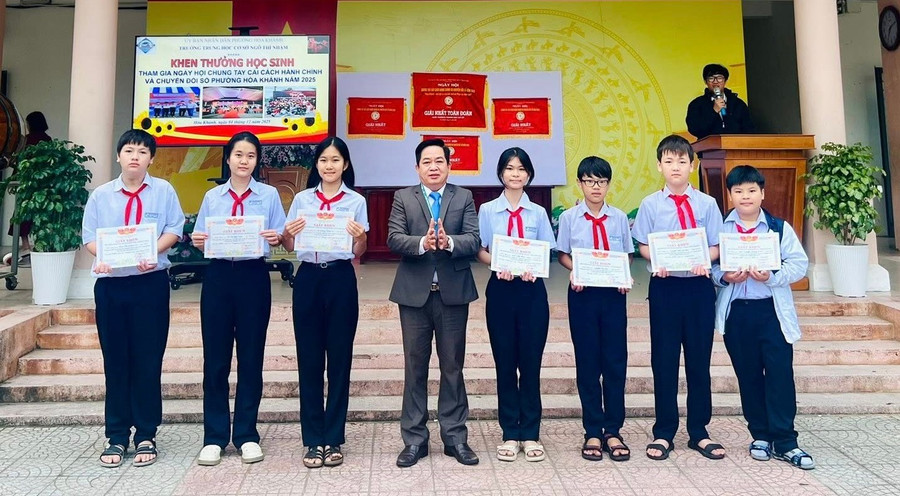 Trường THCS Ngô Thì Nhậm (Đà Nẵng) tuyên dương học sinh Hai tốt. Ảnh: NTCC linh-hoat-cho-truong-hoc-tang-giam-sat-xa-hoi-1.jpg