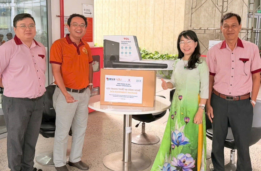 Trường Cao đẳng Viễn Đông tiếp nhận bộ thiết bị kỹ thuật số từ dự án. Ảnh: NTCC