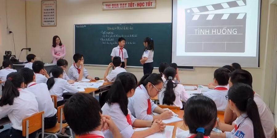 Giáo viên ứng dụng CNTT thiết kế bài giảng điện tử môn Tiếng Anh. Ảnh: Quách Mến