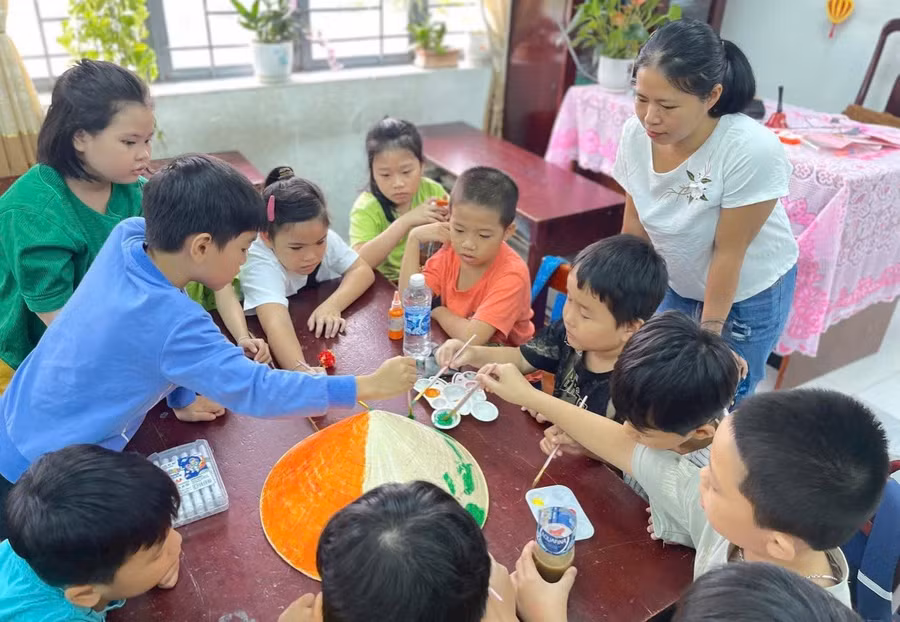 Học sinh Trường Tiểu học Lê Đình Chinh (Hải Châu, Đà Nẵng) trang trí cho hoạt động Chúng em cùng chúc Tết. Ảnh: NTCC