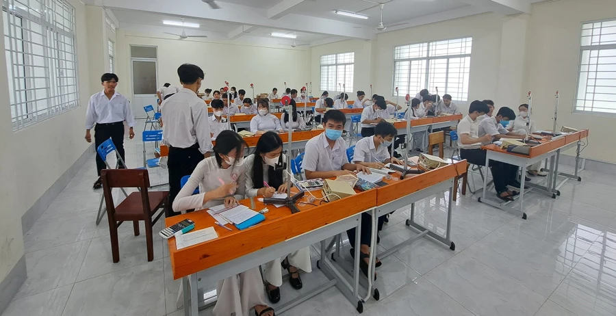 Giờ học tại Trung tâm Giáo dục thường xuyên tỉnh An Giang. Ảnh: NTCC
