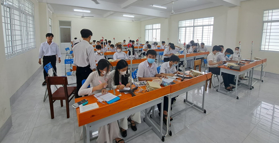 Giờ học tại Trung tâm Giáo dục thường xuyên tỉnh An Giang. Ảnh: NTCC