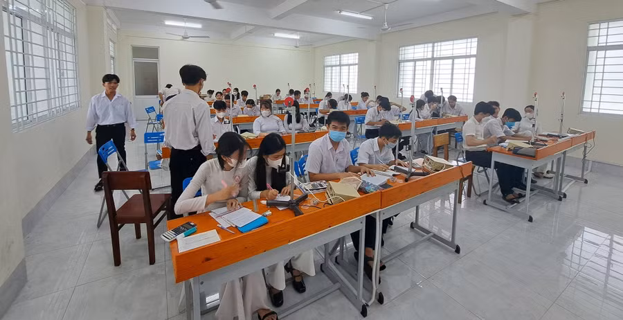 Giờ học tại Trung tâm Giáo dục thường xuyên tỉnh An Giang. Ảnh: NTCC