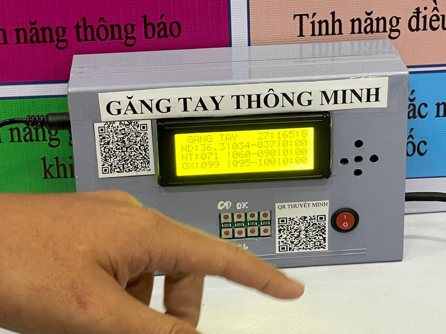 Bộ điều khiển găng tay với màn hình hiển thị chỉ số sức khỏe. Ảnh: Hà An hoc-sinh-che-gang-tay-theo-doi-suc-khoe-3.jpg