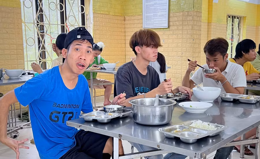 Mỗi hành động tự lập như xúc ăn, mặc quần áo đều là thành quả của nỗ lực không ngừng từ cả thầy và trò Làng Hữu nghị Việt Nam. 