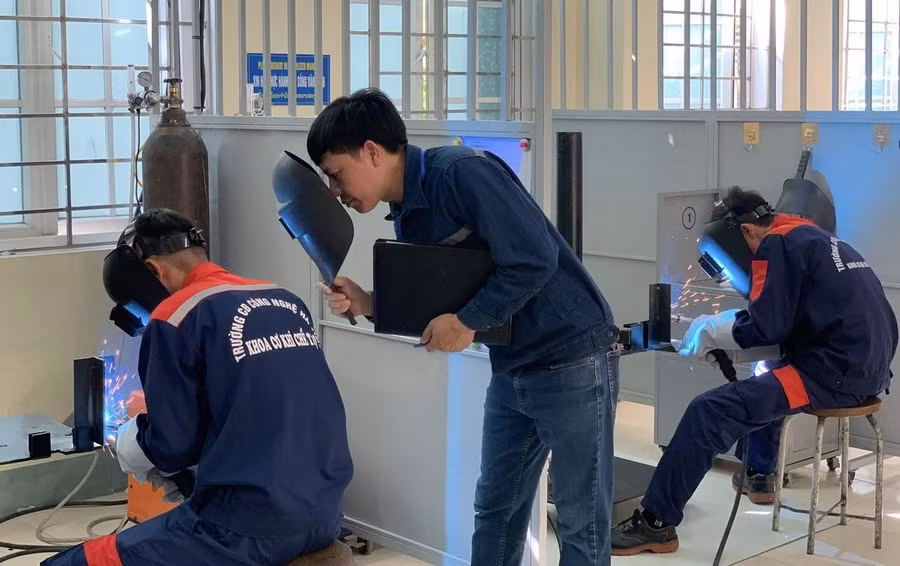 Sinh viên Trường Cao đẳng Công nghệ Hà Tĩnh thực hành.